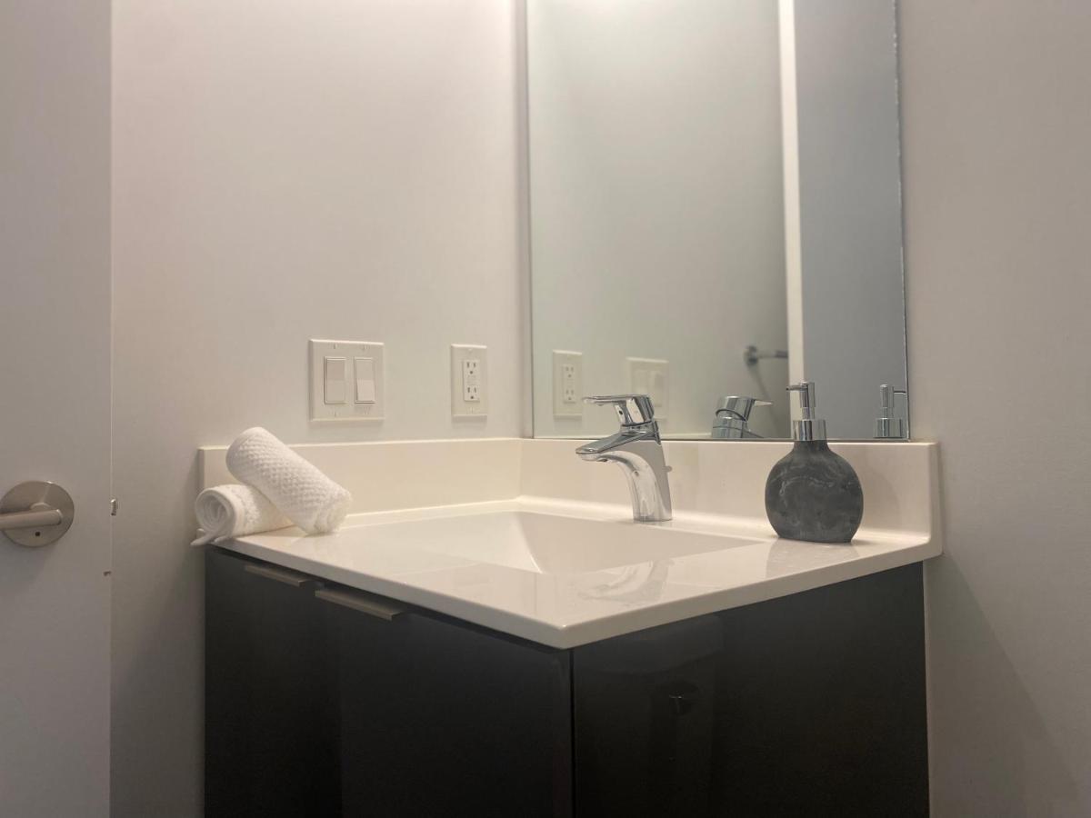 1 Bedroom Waterfront Condo Торонто Екстер'єр фото